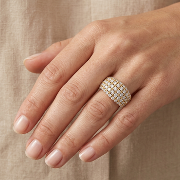Yellow Gold Wedding Band With A Brilliant Round Diamond