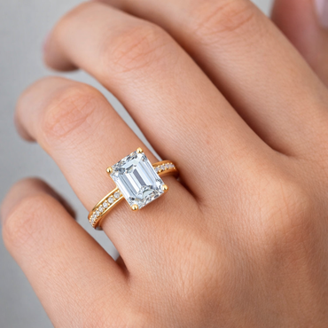 Yellow Gold ring with a Emerald diamond