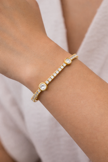 Beautiful Cushion And Round Diamond Tennis Bracelet In Yellow Gold