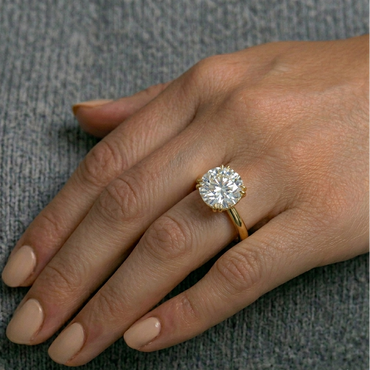 Elegant 2.79ct Round Cut Ring in Yellow Gold