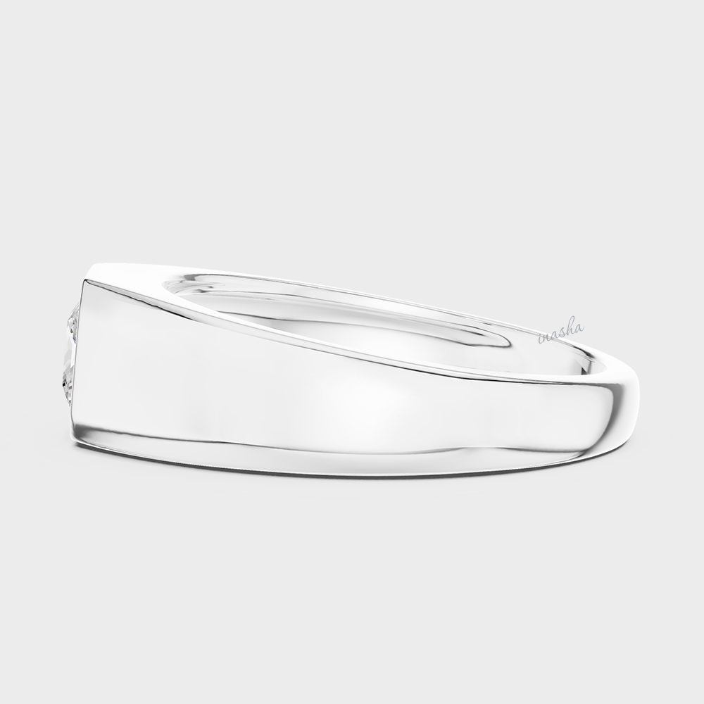 Men’s diamond ring in hallmark gold