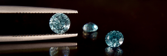 Guide to the 4Cs of diamonds for Indian buyers featuring lab-grown diamonds from Inasha Diamonds. High-quality visual showing diamond cut, color scale, clarity magnification, and carat weight comparison on a premium teal backdrop.