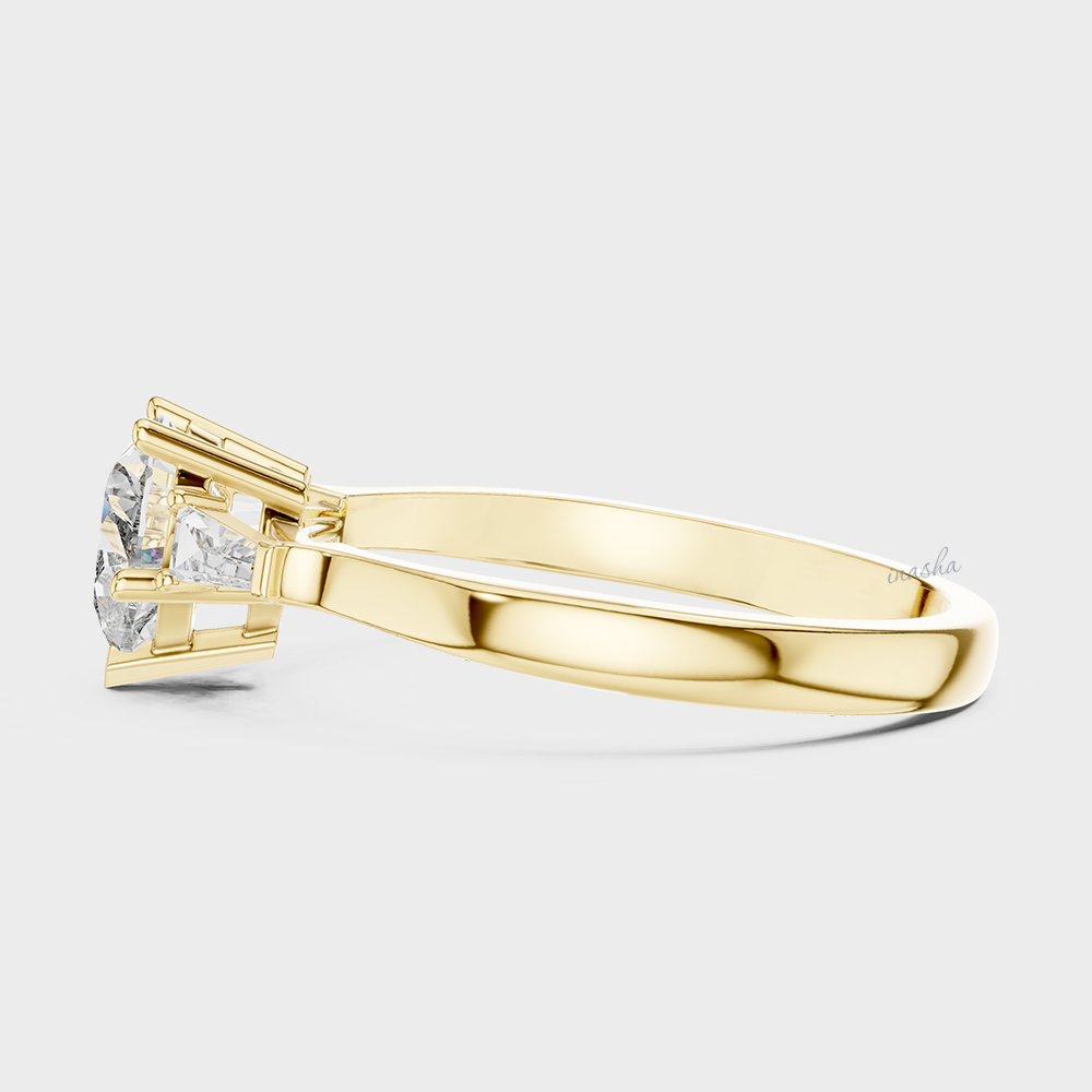 Women ring with trio band diamond in yellow 