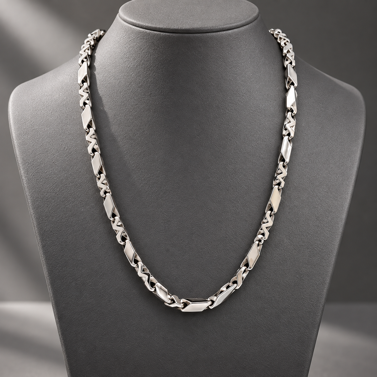 Detailed neck display of the luxury 950 platinum geometric chain by Inasha Diamonds