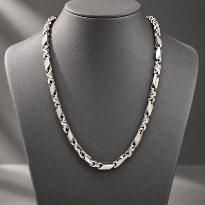 Detailed neck display of the luxury 950 platinum geometric chain by Inasha Diamonds