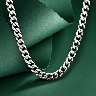 Close-up view of a smooth curb link platinum chain necklace for men in genuine 950 platinum