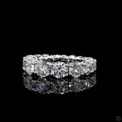 Timeless lab grown diamond band