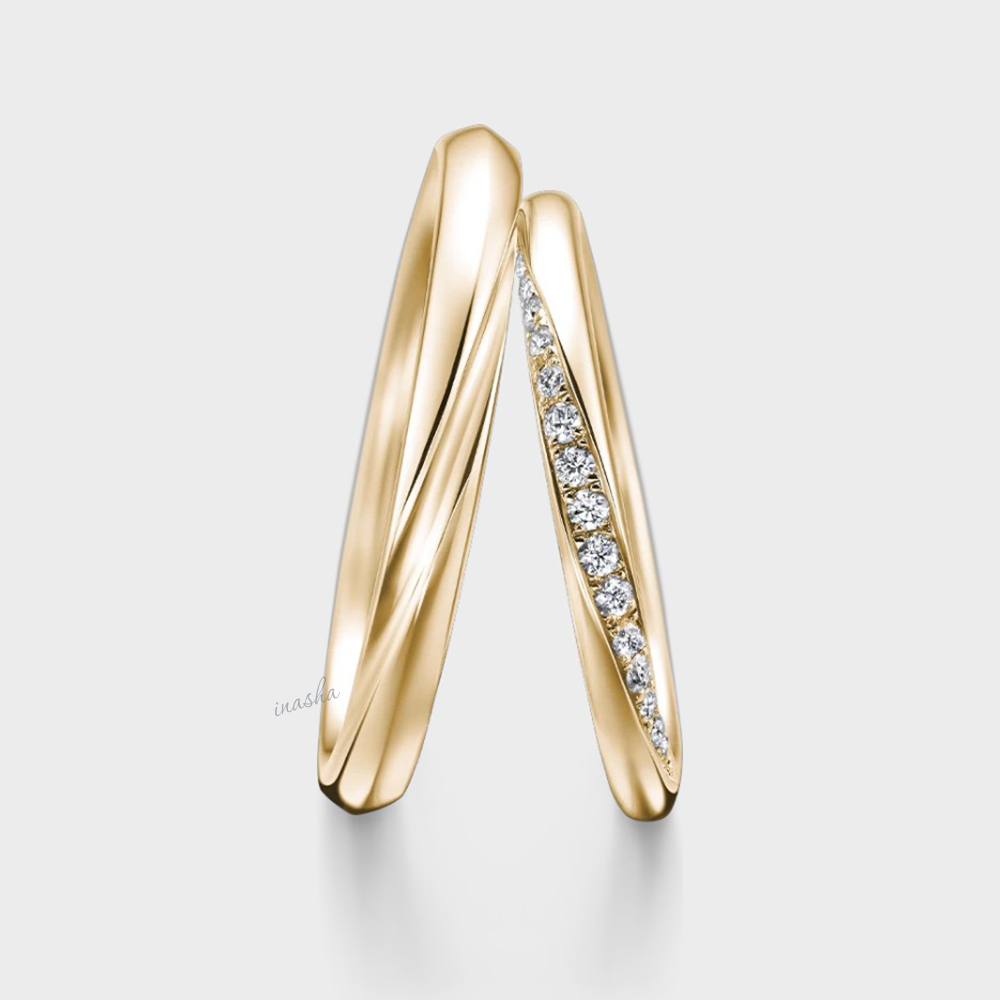 Couple Ring Set – Women’s Round Cut Diamond in Yellow Gold & Men’s Plain Band
