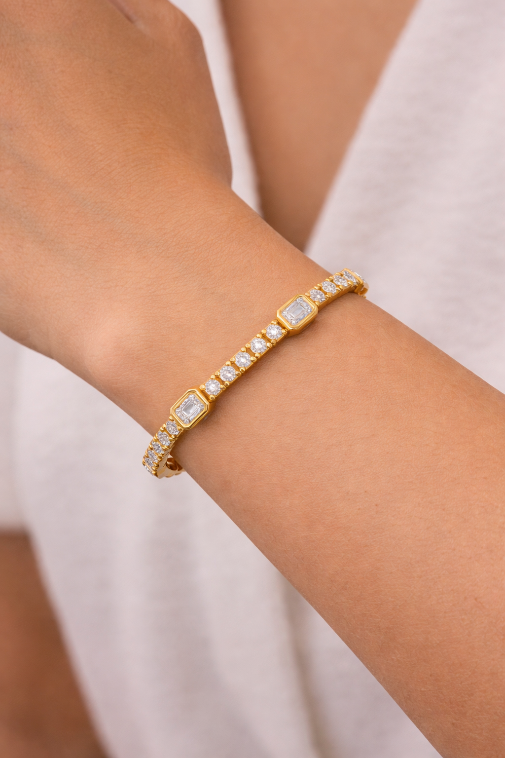 Emerald And Round Diamond Tennis Bracelet In Yellow Gold