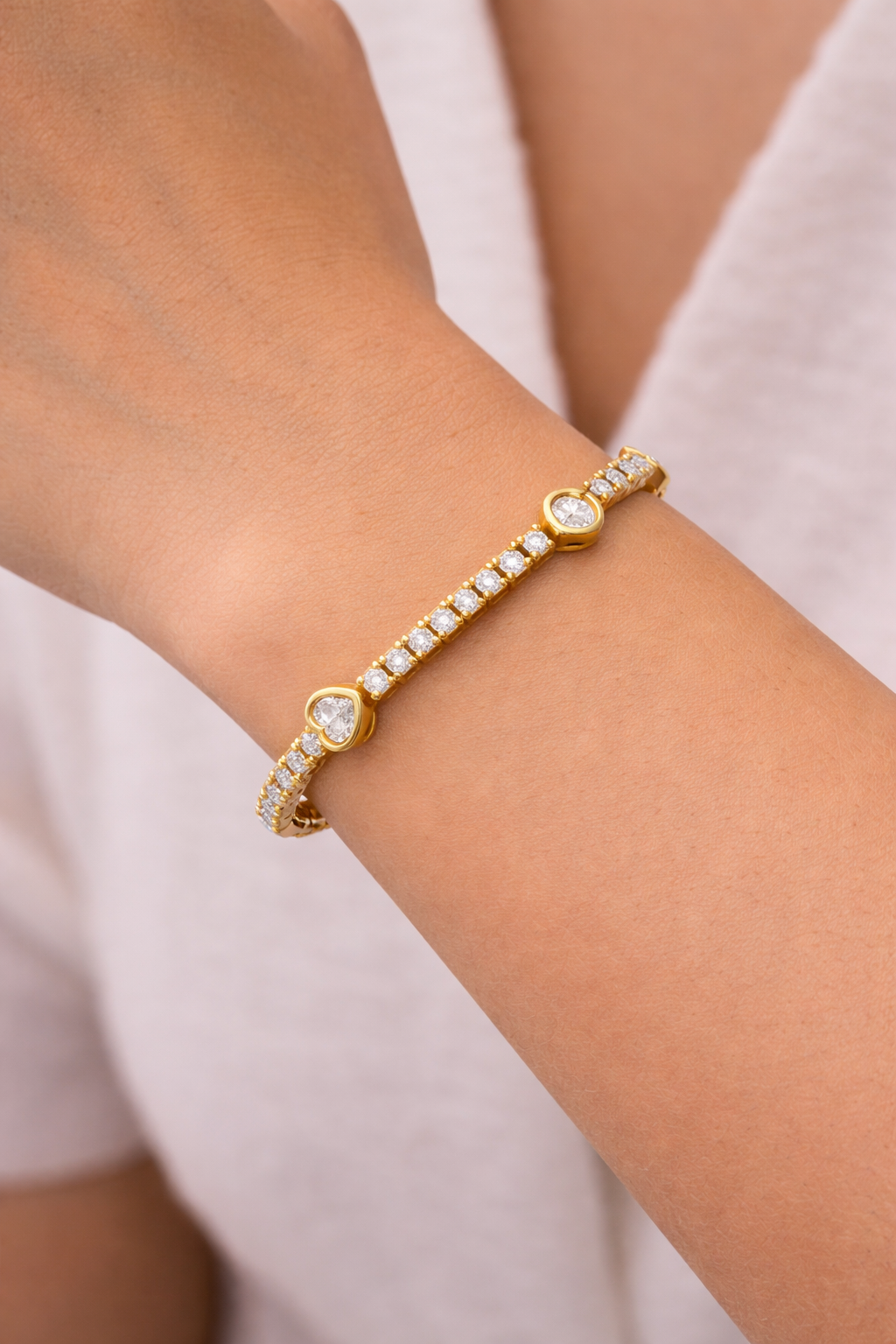  Heart And Round Diamond Tennis Bracelet In Yellow Gold