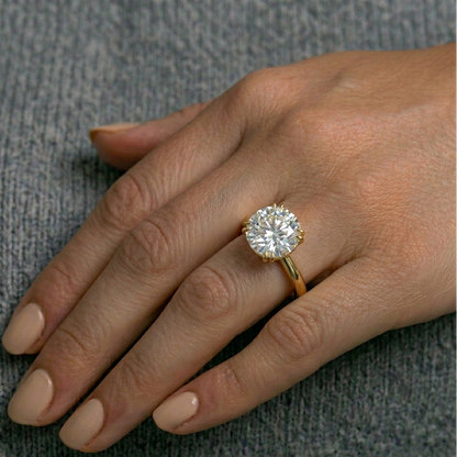 Elegant 2.79ct Round Cut Ring in Yellow Gold