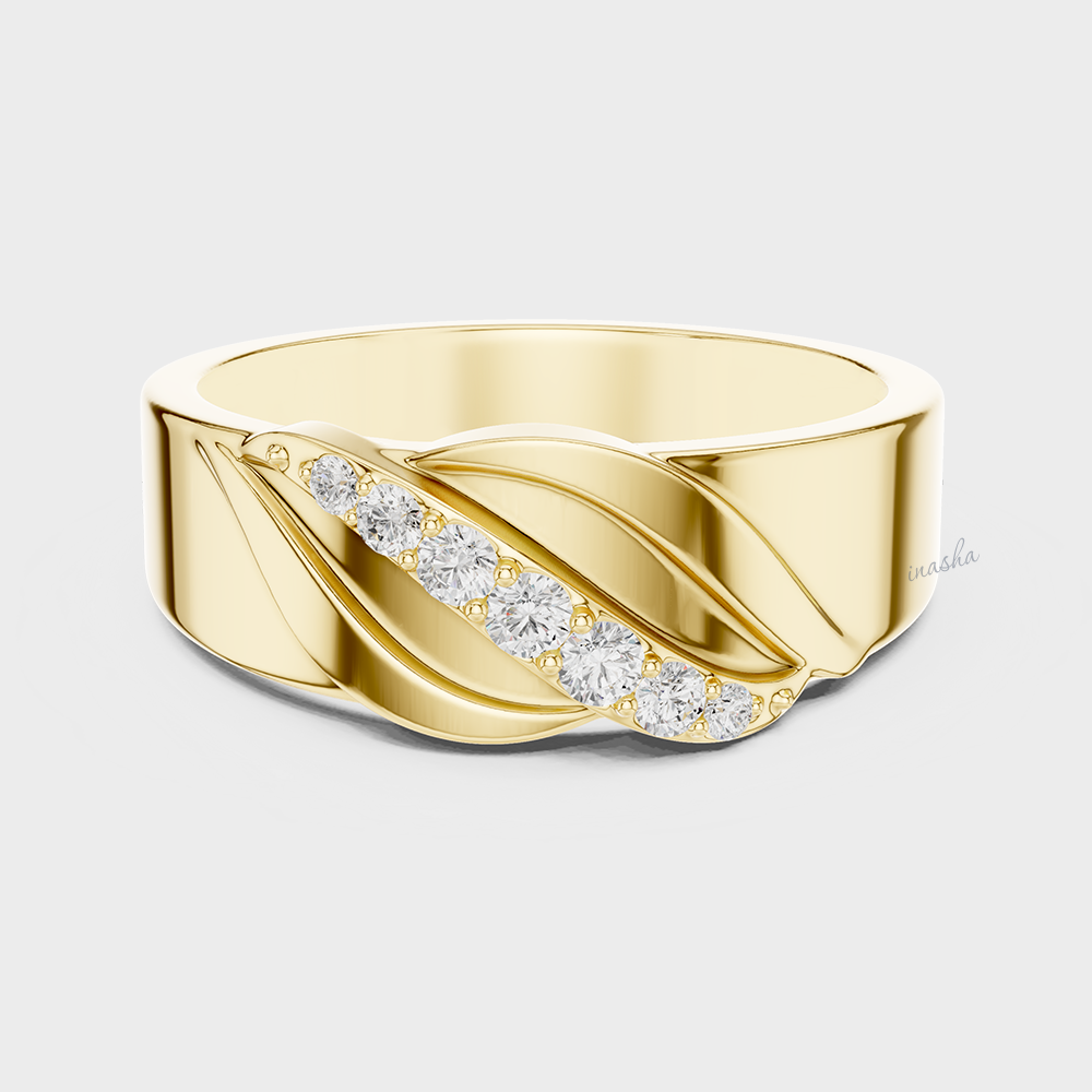 Men’s diamond ring in yellow gold