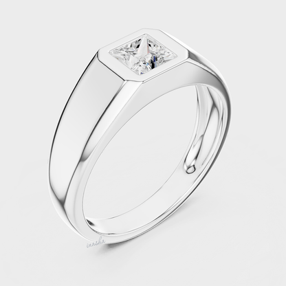 Men’s diamond ring in white gold