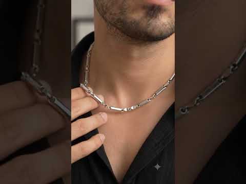 Detailed display of the luxury 950 platinum bar link chain for men by Inasha Diamonds