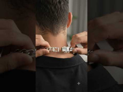 Detailed display of the luxury 950 platinum chain models for men by Inasha Diamonds